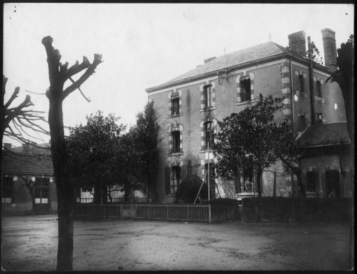 Deux photographies des bâtiments de l'école primaire supérieure de Chantonnay, une photographie de la promotion 1881-1882 de l'école normale de Rouen et une photographie de promotion en tenue d'apparat, [fin XIXe siècle].